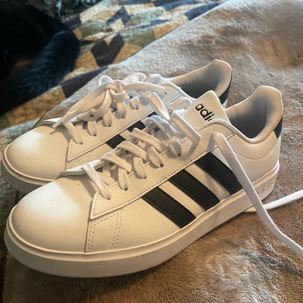 Womens Adidas tennis shoes never worn